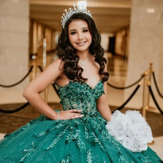 2024 Emerald Green Quinceanera Dresses Appliques Lace Beads Ball Gowns vestidos de 15 quinceane Off Shoulder Sweet 16 Gown