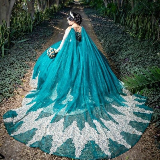 Off The Shoulder Ball Gown Emerald Green Quinceanera Dresses 2024 Beaded Appliques Sweet 16 Birthday Party Gowns Robe De Ball