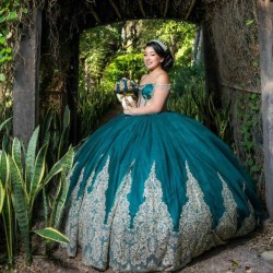 Off The Shoulder Ball Gown Emerald Green Quinceanera Dresses 2024 Beaded Appliques Sweet 16 Birthday Party Gowns Robe De Ball