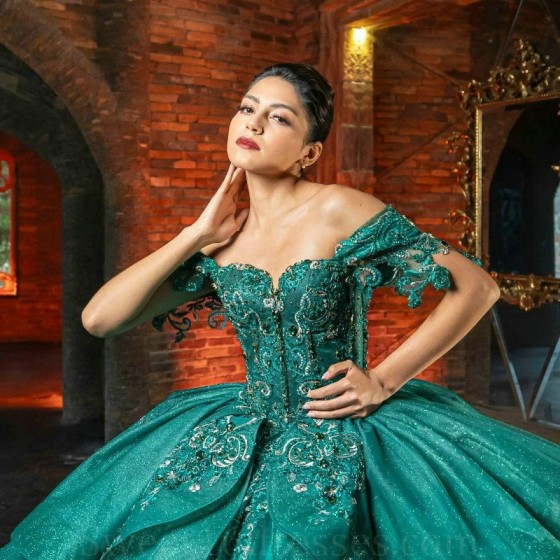 Off The Shoulder Emerald Green Shiny Quinceanera Dresses Sweetheart Ball Gown Applique Lace Crystals Tull Sweet 16 Dress Vestido