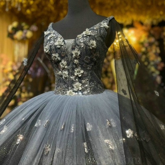 Off the Shoulder Black Princess Quinceanera Dresses Ball Gown 2024 Sweet 16 Dress Beads Appliques Lace Tull 15th Party Gown