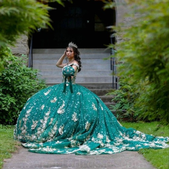 V Neck Emerald Green Ball Gown Quinceanera Dresses Gold Applique Beads Sweet 16 Dress Pageant Gowns Vestidos De 15 Anos